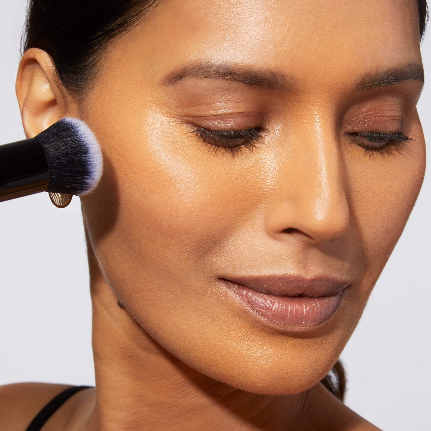 FoundationBrush-Model1-ECommerce_JPG_1_-min