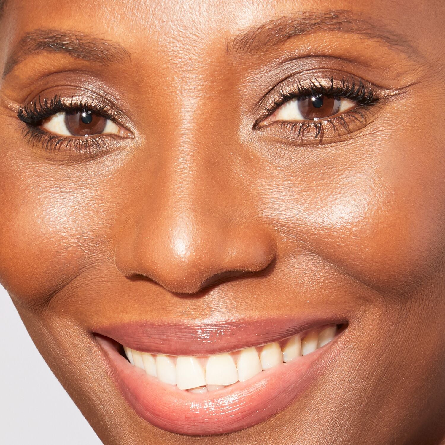 LG-KajalMascara-Model-FullFace-ECommerce_JPG