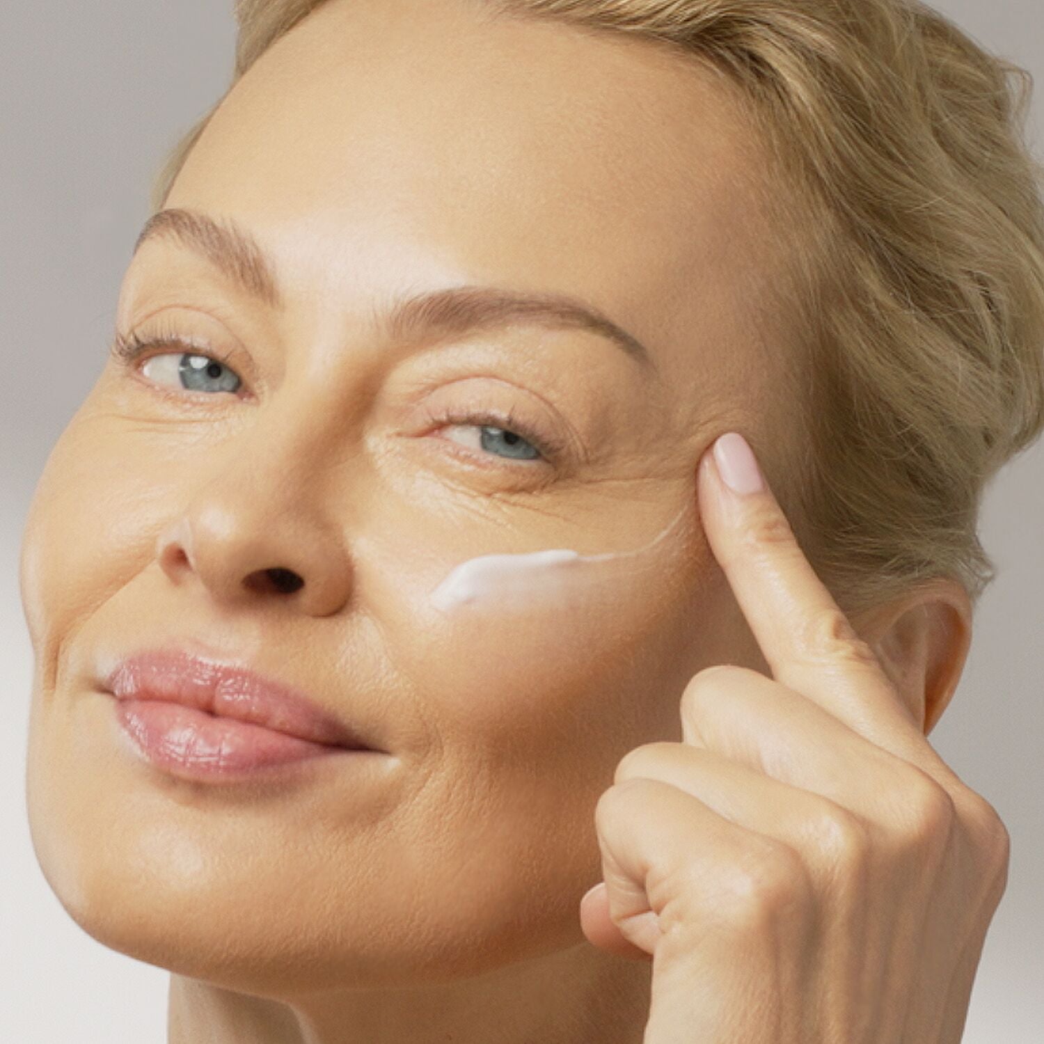 LGMatureSkinBasicsKit-SpackleModel-ECommerce_JPG