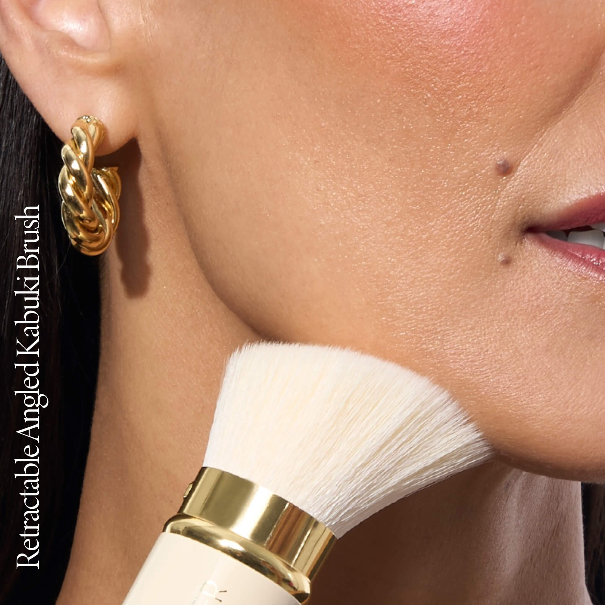 LG_Holiday_24_Retractable_Angled_Kabuki_Brush_Additional_Collection_Application_crop