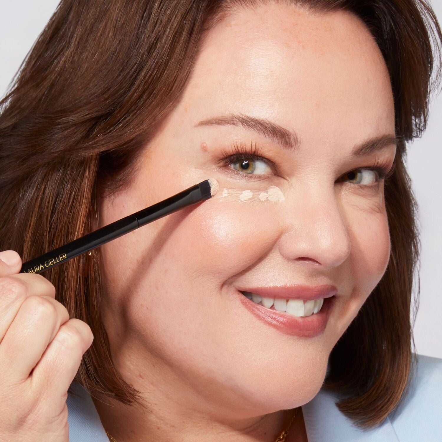 LG_IdealFixConcealer_PDP_Model_Application_2-ECommerce_JPG