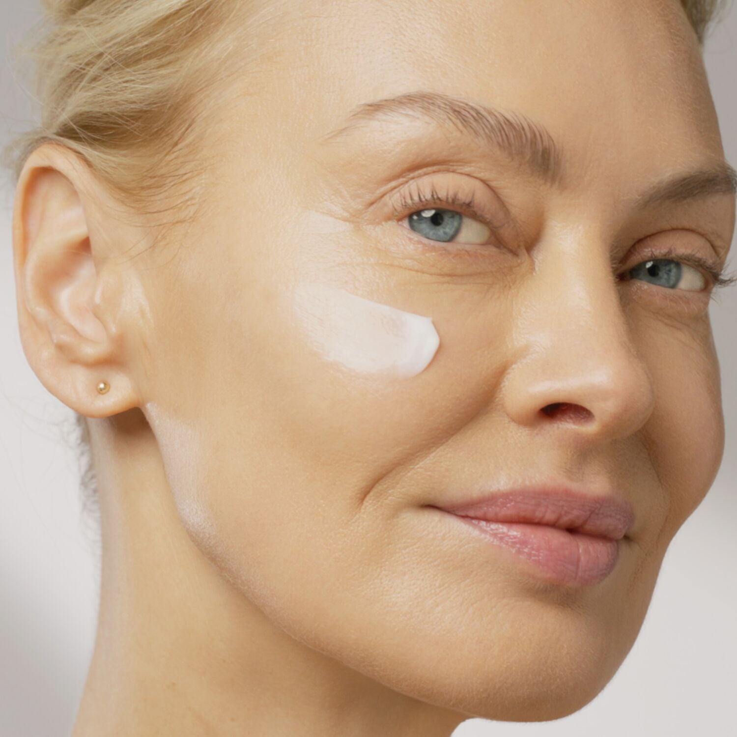 LG_SpacklePrimerCGIVideo_ModelStill1_Modelfullfaceshotwithtextureonface-ECommerce_JPG