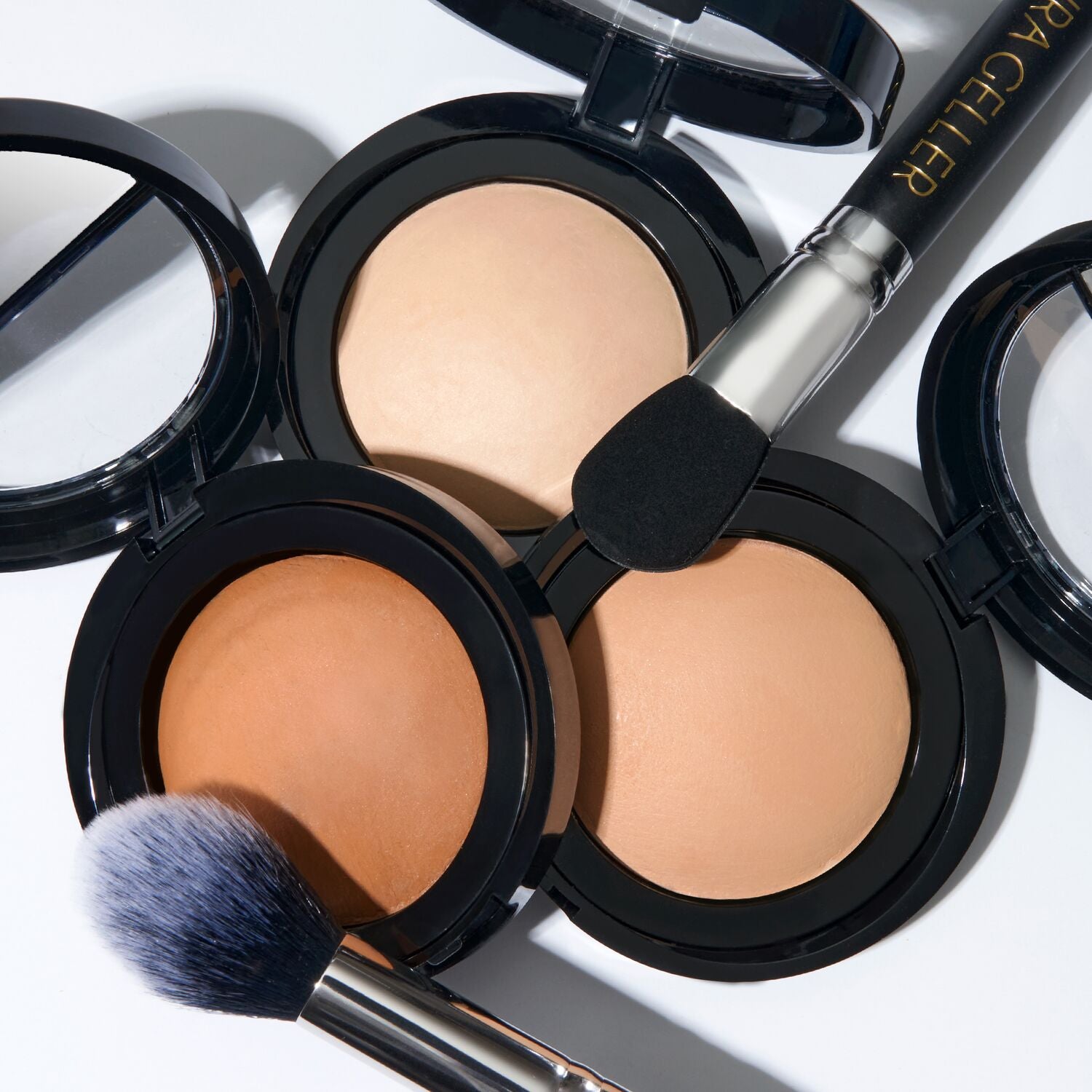 LauraGeller_BakedBlurringSettingPowder_lifestylewithbrush-ECommerce_JPG_1
