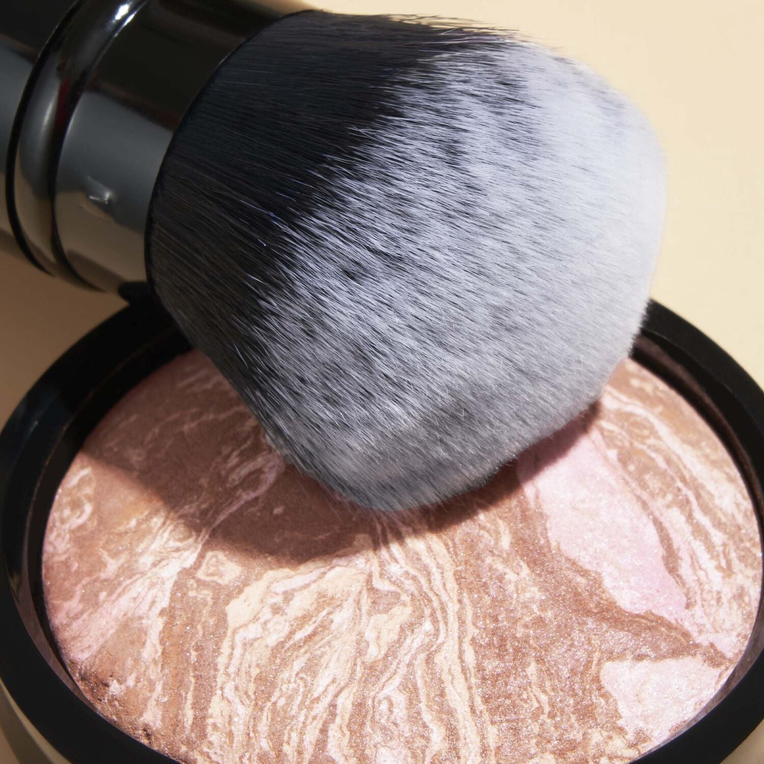 LauraGeller_RetractableAirbrushKabukiBrush_Lifestyle4-ECommerce_JPG